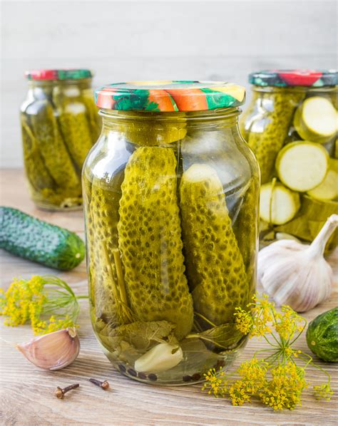 Влияние сочетания маринованных огурцов и сметаны на организм: