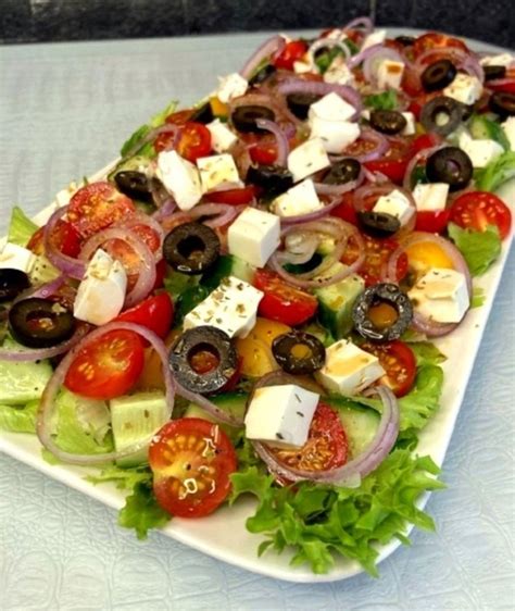Греческая классика: салат с фетой и оливками