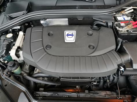 Закрепление автомобильного аккумулятора и закрытие моторного отсека