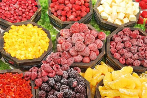 Извлечение замороженных фруктов из формы