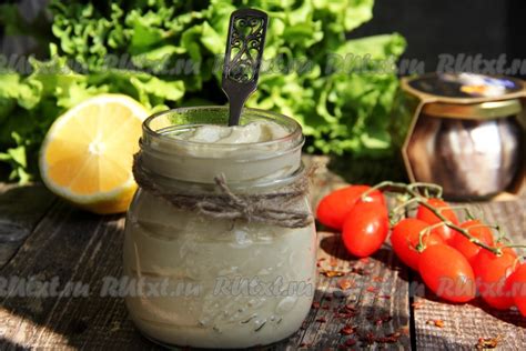 Ингредиенты и основа для ароматного соуса на целиком понимаемом столовом приборе