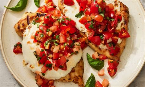 Итальянский вариант: запеченная курица с моцареллой и томатами
