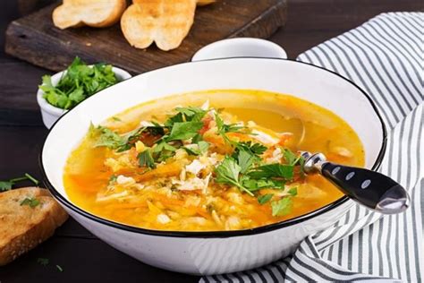Как приготовить богатый и ароматный куриный суп с нежной чечевицей