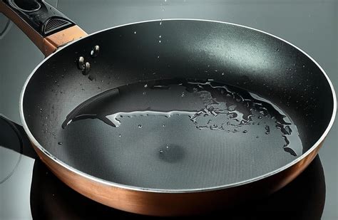 Основные принципы безопасной и эффективной очистки сковороды от жира