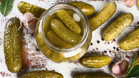Особенности вкусового сочетания и пропорции при объединении маринованных огурцов и сметаны
