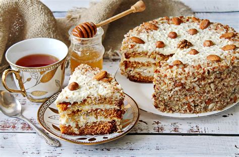 Особенный десерт для ценителей натурального вкуса: медовый торт с орехами