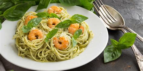 Паста с пикантным соусом из морепродуктов и ароматным шпинатом