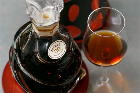 Пошаговое руководство: безопасное открывание бутылки с бренди Торес 10