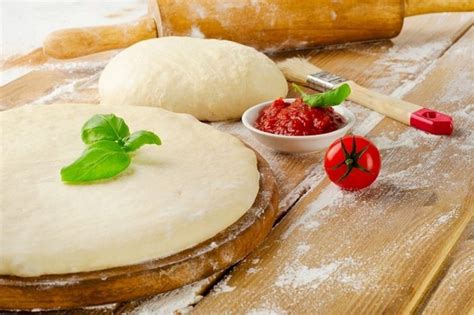 Приготовление теста с многослойной структурой на основе дрожжей для домашней пиццы