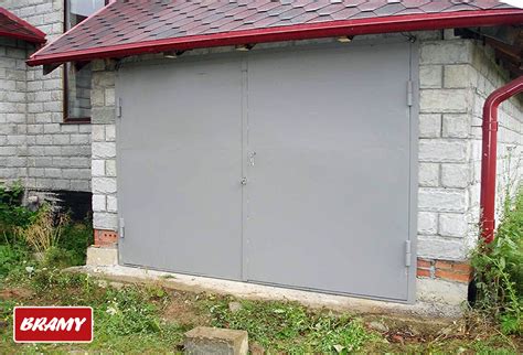 Процесс создания и монтажа распашных конструкций для входа в гараж