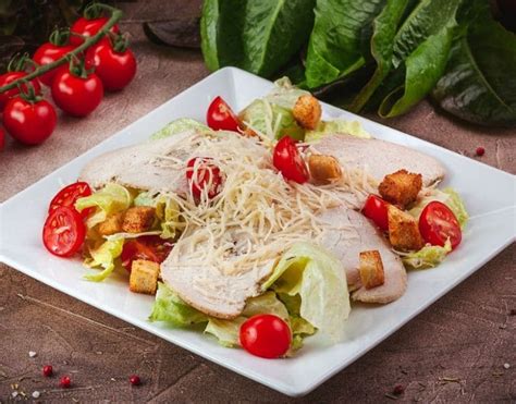 Салат Цезарь с куриной грудкой