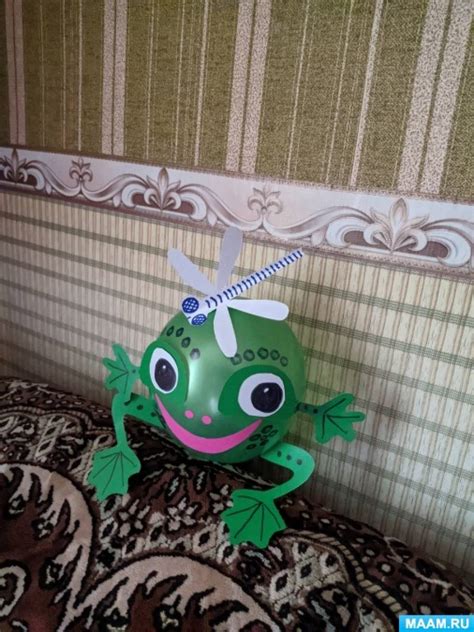 Склейте детали, используя клей или скотч