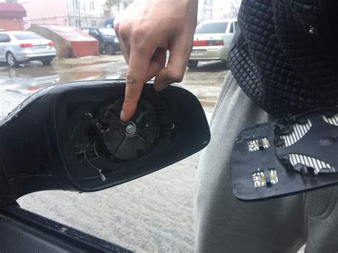 Снятие устаревшего отражателя с заднего вида