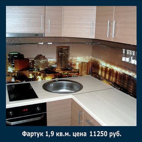 Стеклянные панели в отделке низкого потолка на кухне