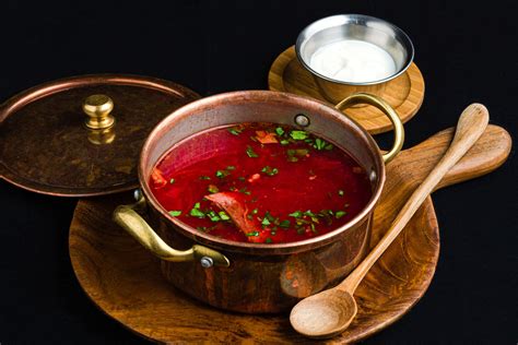 Традиционный борщ с мясом и овощами