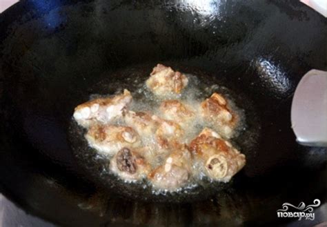 Шаг 2: Поджарка морепродуктов и мяса
